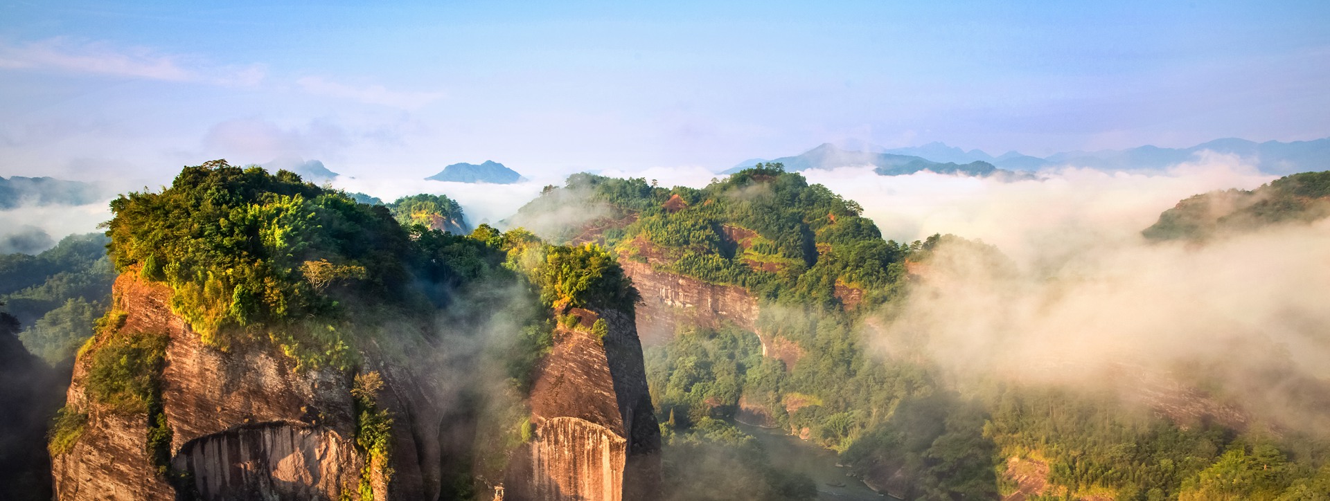 作品標題：《群峰鬧?！纷髡撸狐S如川，拍攝地：武夷山，聯(lián)系電話：13906066286_副本