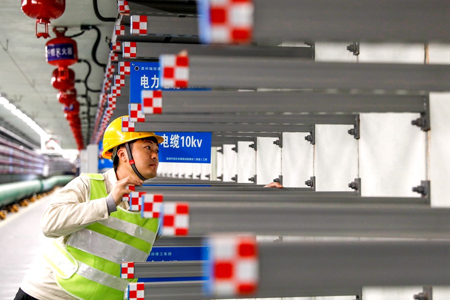 工作人員在綜合管廊里巡查。