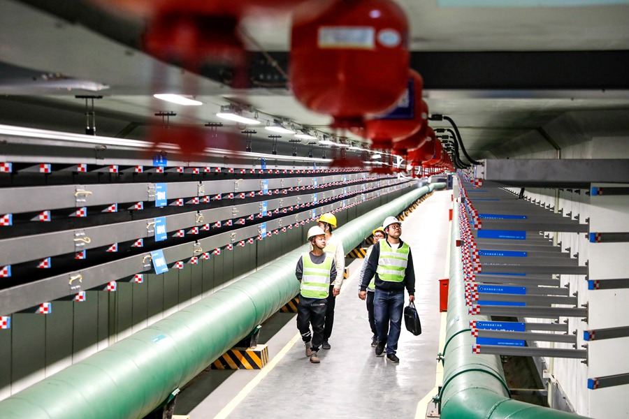 工作人員在綜合管廊里巡查。