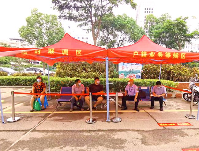 海滄區(qū)信訪局、人社局勞動(dòng)保障監(jiān)察大隊(duì)等政府工作人員在嵩嶼派出所，為當(dāng)事雙方進(jìn)行調(diào)解。海滄區(qū)勞動(dòng)保障監(jiān)察大隊(duì)供圖