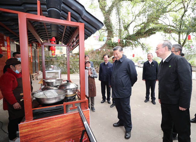3月22日至25日，中共中央總書記、國家主席、中央軍委主席習(xí)近平在福建考察。這是23日下午，習(xí)近平在三明沙縣夏茂鎮(zhèn)俞邦村考察時(shí)，在小吃攤邊同鄉(xiāng)親們親切交談。新華社記者 王曄攝