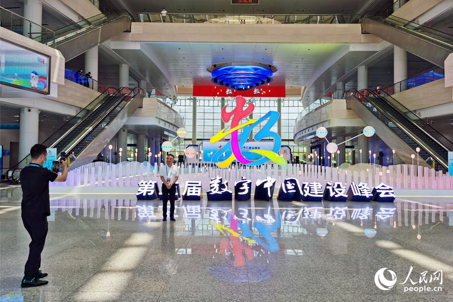 22日，第五屆數(shù)字中國成果展覽會吸引不少群眾來打卡。人民網(wǎng) 劉卿攝