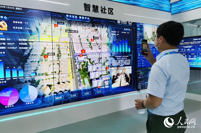 第五屆數字中國建設成果展覽會上，科技成果應用引市民駐足。人民網 劉卿攝