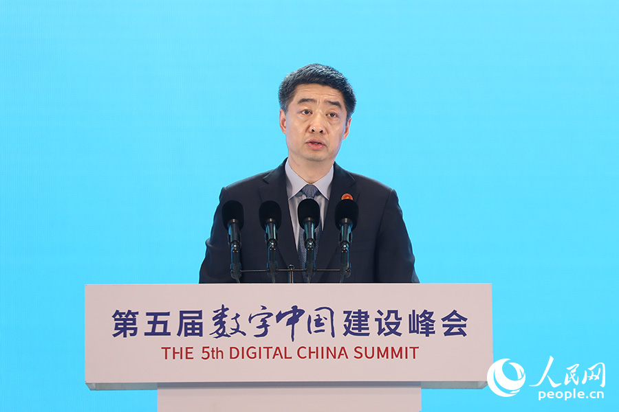 華為輪值董事長胡厚崑在峰會主論壇作主旨演講。人民網(wǎng) 陳永整攝