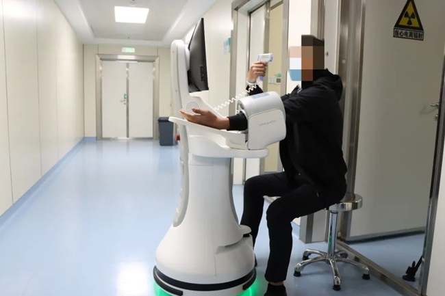 智能機器人對患者進行檢查。長樂區(qū)融媒體中心供圖