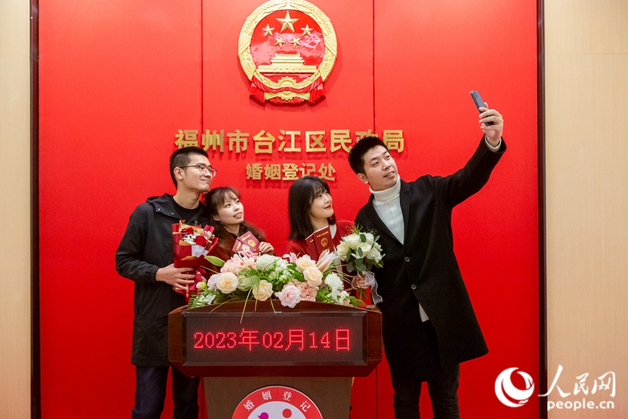 兩對新人領證后合影留念?？道跀z