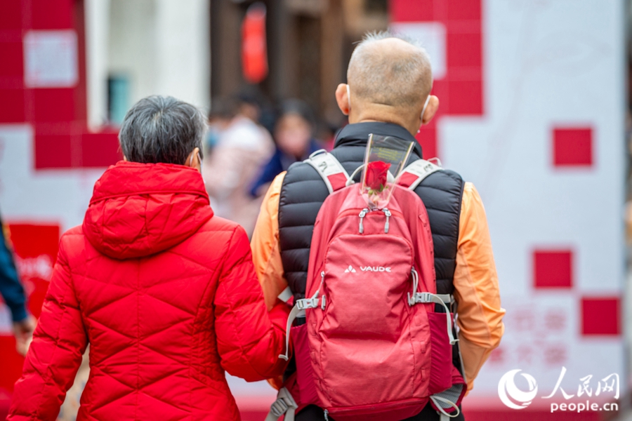 一對老夫妻和他們背包里的紅玫瑰?？道跀z