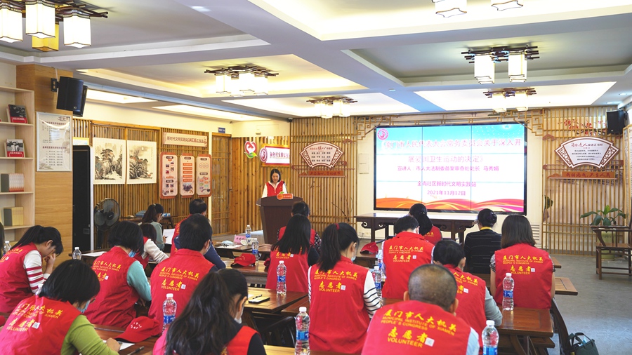 廈門市人大常委會機關(guān)志愿者到社區(qū)宣講法律法規(guī)。廈門市人大常委會供圖