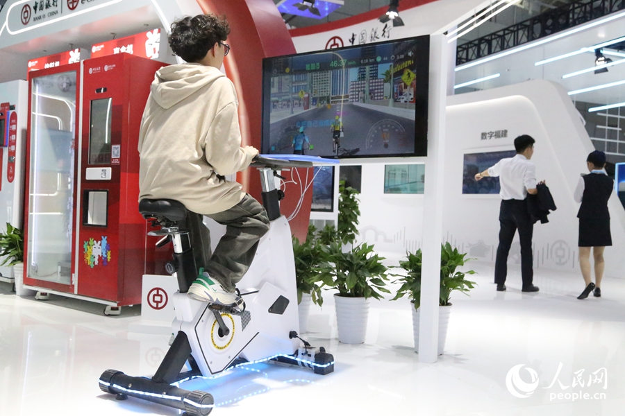 發(fā)電運動單車既可健身，又可儲存電能，同步給電子產品充電。人民網 葉青卿攝