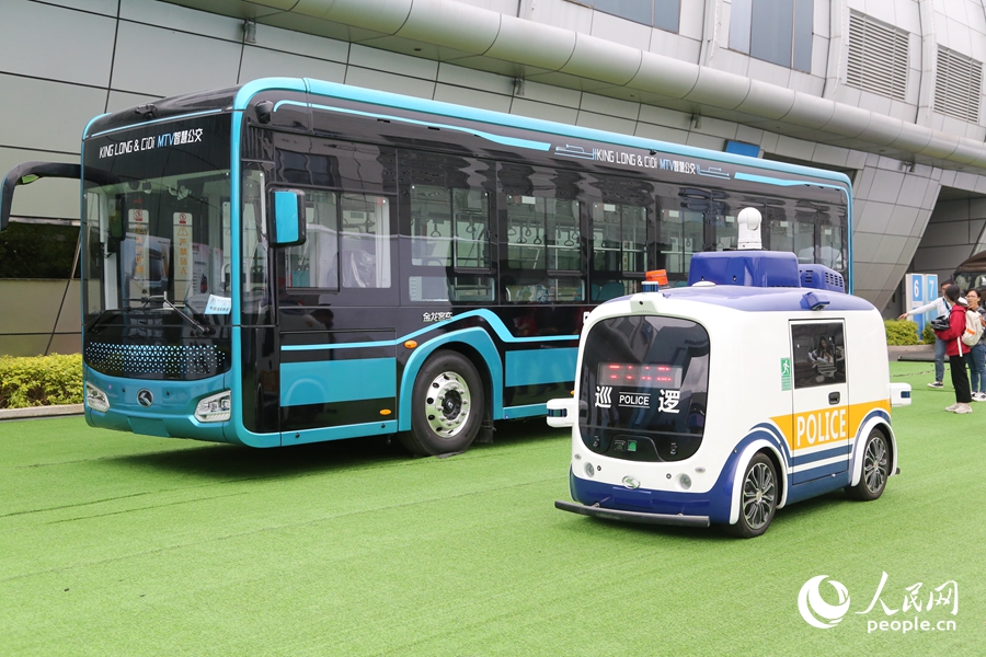 無人駕駛巡邏車亮相“數字街區(qū)”。人民網 葉青卿攝