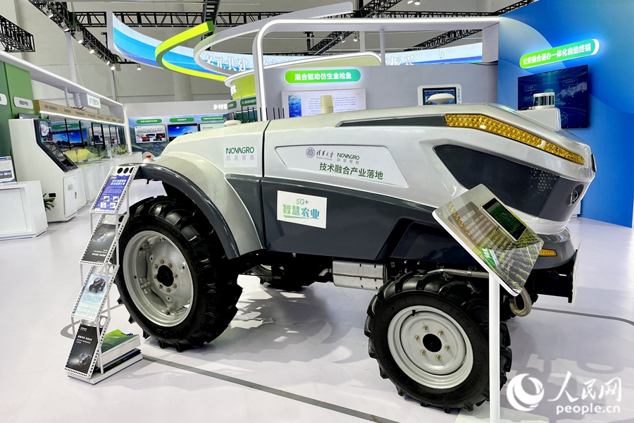 通過(guò)手機(jī)，就能指揮新能源無(wú)人駕駛拖拉機(jī)在田里作業(yè)。人民網(wǎng) 錢(qián)嘉禾攝
