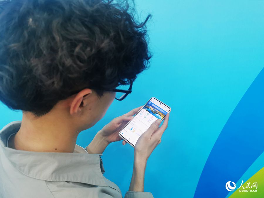 觀展者正在體驗(yàn)“杭好辦”小程序。人民網(wǎng) 葉青卿攝