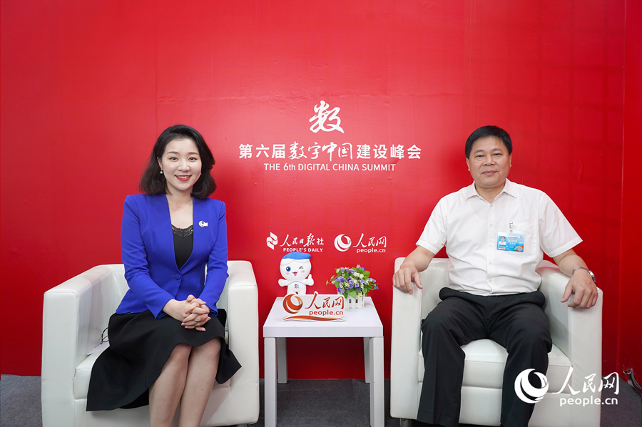 陳俊明接受人民網(wǎng)專訪。人民網(wǎng) 蘭志飛攝