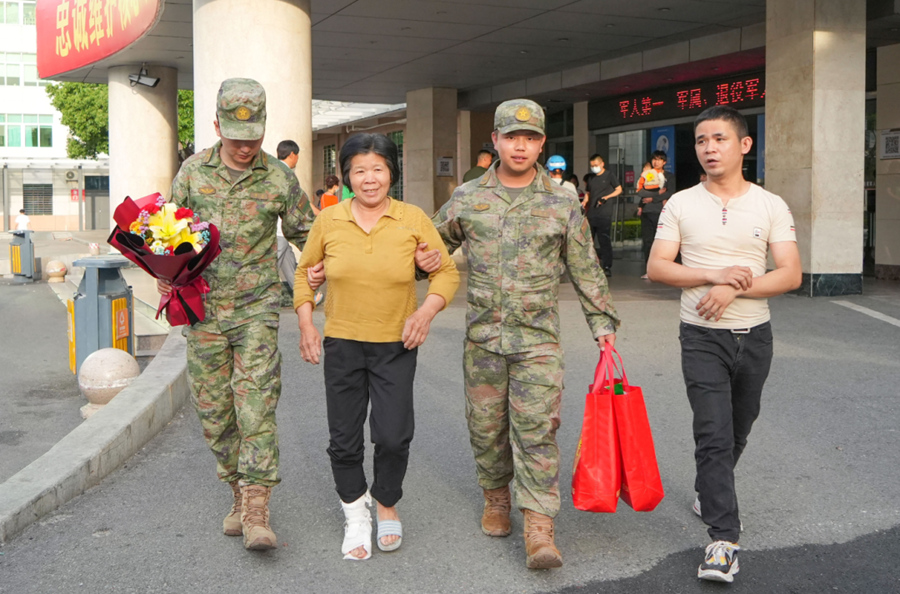 宋凱琦(右二)接受傷老人出院。