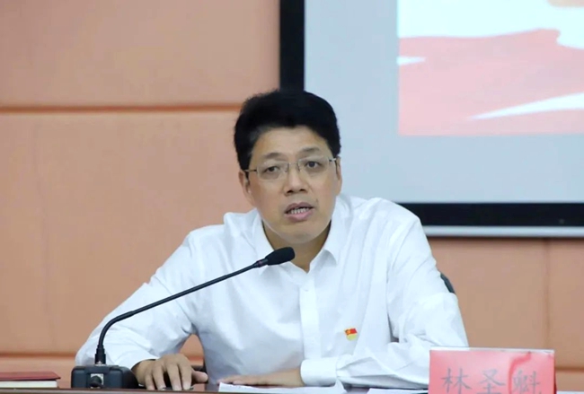 楊閩紅在上專題黨課。福建省衛(wèi)生健康委黨供圖