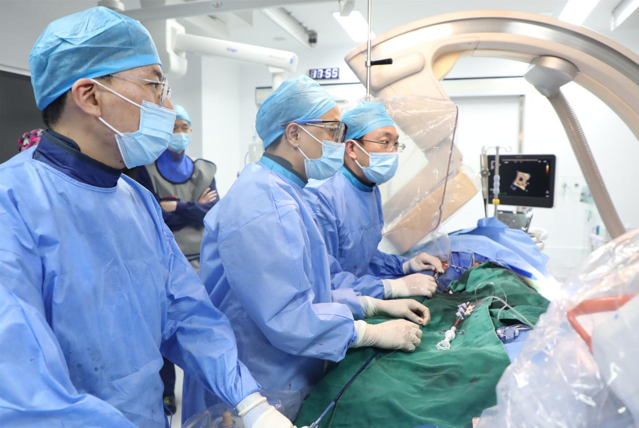 廈心醫(yī)院王焱教授（右一）率結構性心臟病團隊完成全國首例主動脈瓣及二尖瓣衰敗后微創(chuàng)雙瓣膜置換。廈心醫(yī)院供圖