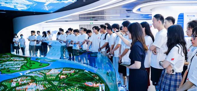 獲獎(jiǎng)師生走進(jìn)火炬高新區(qū)，開展研學(xué)之旅。