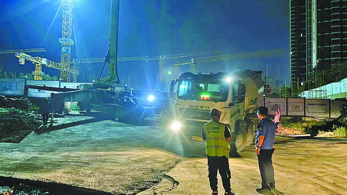 全市城管執(zhí)法部門開展為期一個多月的建筑工地噪聲污染控制專項整治工作。廈門市執(zhí)法局供圖