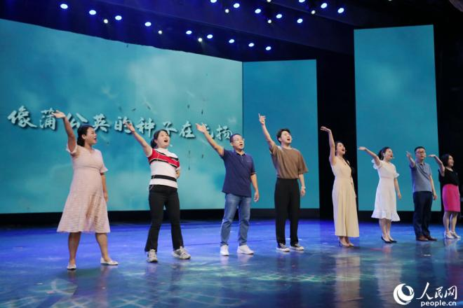 上屆選手代表登臺(tái)表演。人民網(wǎng) 陳博攝