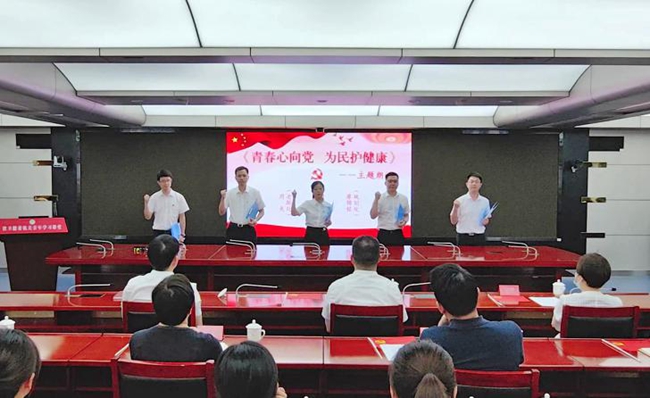 主題朗誦《青春心向黨 為民護(hù)健康》。福建省衛(wèi)健委供圖