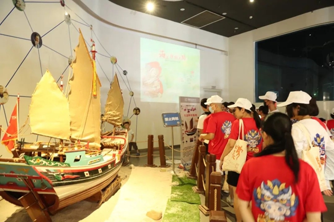 營員們參觀集美誠毅科技探索中心。集美區(qū)委政法委供圖