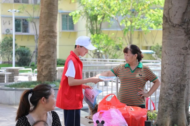向社區(qū)居民發(fā)放平安宣傳單。集美區(qū)委政法委供圖