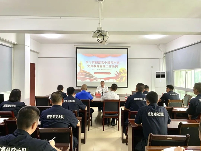 領(lǐng)導(dǎo)帶頭上黨課。集美區(qū)委政法委供圖