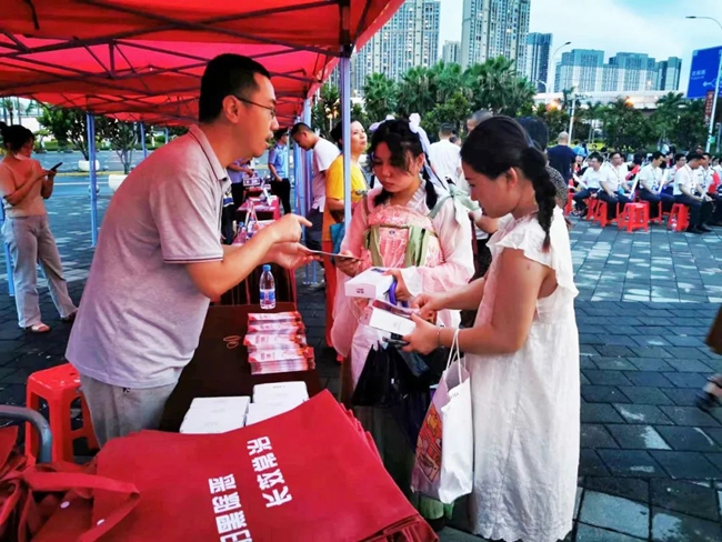 發(fā)放宣傳材料。集美區(qū)委政法委供圖