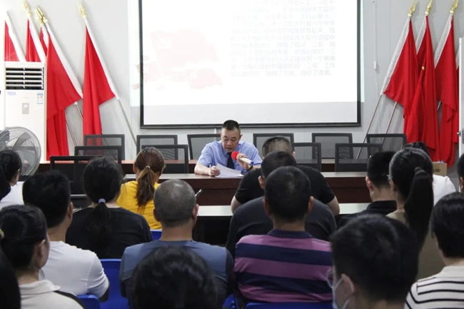 集美區(qū)人民檢察院黨總支書記、副檢察長陳清山為村民上主題黨課。集美區(qū)委政法委供圖