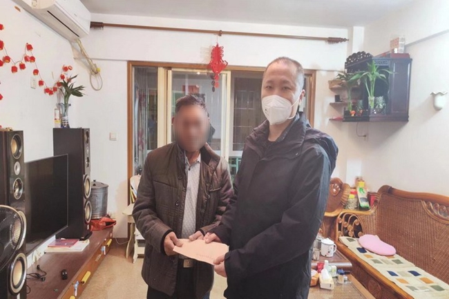 愛心結(jié)對送溫暖。