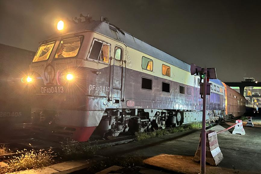 為保障日間客運列車正常運行，“閩都號”中歐班列通常被安排在夜間發(fā)車。華榕集團供圖