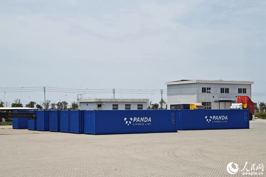 計劃于8月中旬通過“閩都號”中歐班列出口的貨物已整齊存放于物流園內。人民網 黃東儀攝