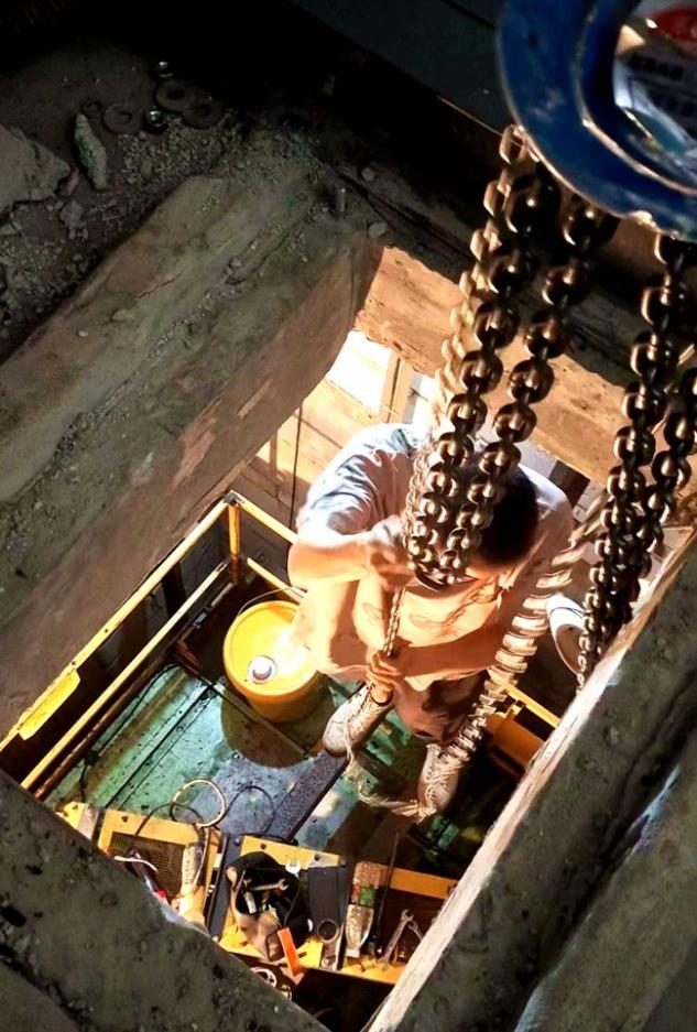 福安市江濱道1號小區(qū)更換電梯鋼絲繩。羅江街道辦事處供圖