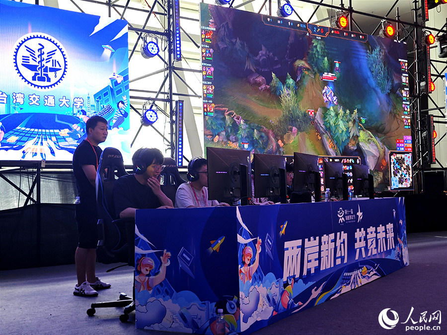 8月10日，第三屆海峽兩岸（福州）名校電競(jìng)賽總決賽現(xiàn)場(chǎng)，臺(tái)灣交通大學(xué)代表隊(duì)正與對(duì)手激戰(zhàn)。人民網(wǎng) 黃東儀攝