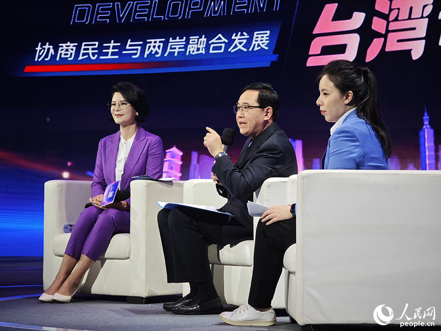 8月9日，2023“走進(jìn)政協(xié)·臺(tái)灣青年說(shuō)”主題分享活動(dòng)現(xiàn)場(chǎng)，十二屆福建省政協(xié)委員、資深媒體人成楊和中華海峽經(jīng)貿(mào)交流協(xié)會(huì)理事長(zhǎng)蘇恒對(duì)臺(tái)灣青年們分享的故事進(jìn)行精彩點(diǎn)評(píng)。人民網(wǎng) 黃東儀攝