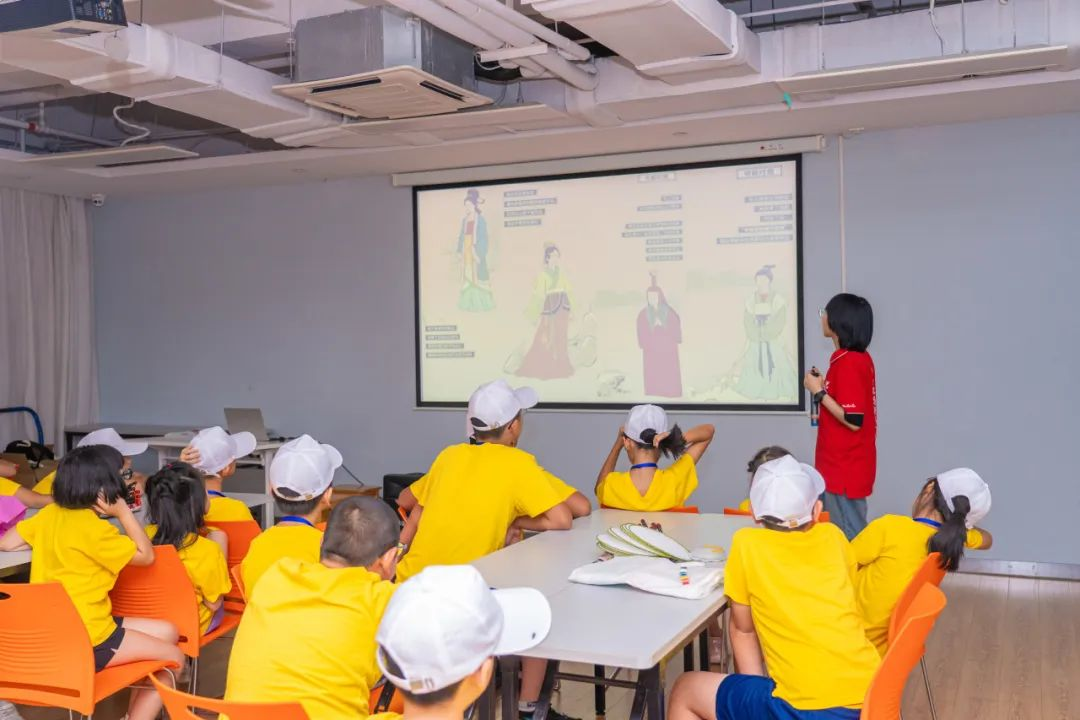 學(xué)習(xí)服飾相關(guān)知識(shí)。廈門市婦聯(lián)供圖