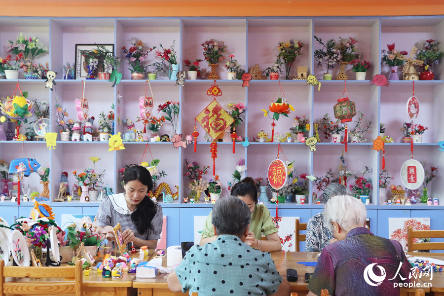 福利院的手工活動(dòng)室里，老人們的作品擺滿了展示柜。 人民網(wǎng)記者 劉卿攝