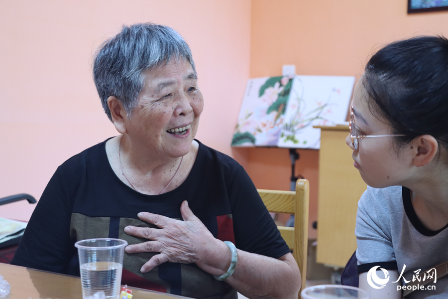劉小蘭老人向記者回憶習(xí)近平總書(shū)記連線福利院時(shí)的情景。 人民網(wǎng)記者 劉卿攝