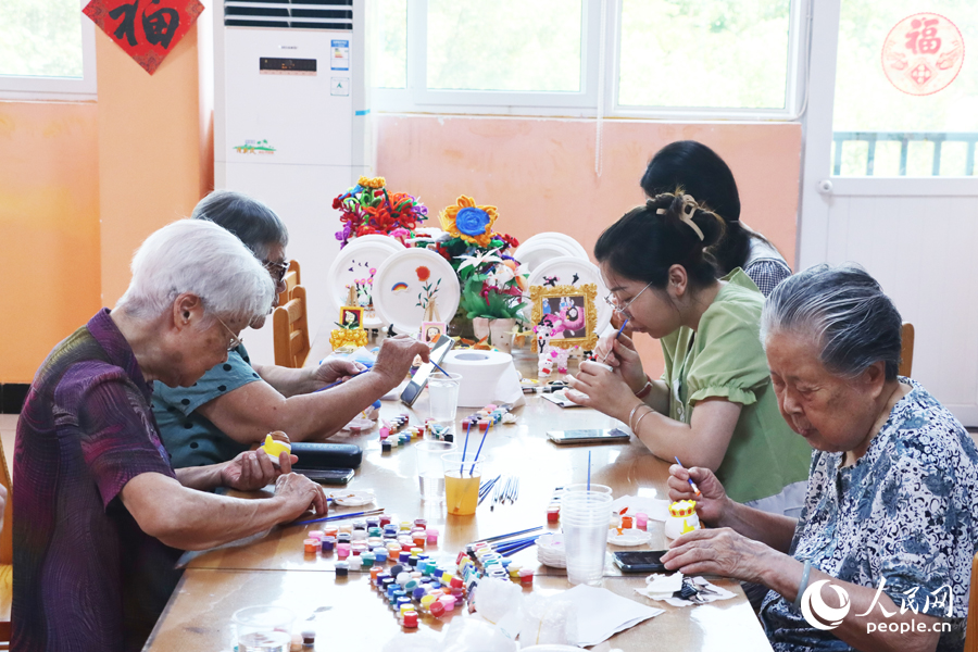 福利院的老人們正在上手工課。 人民網(wǎng)記者 劉卿攝