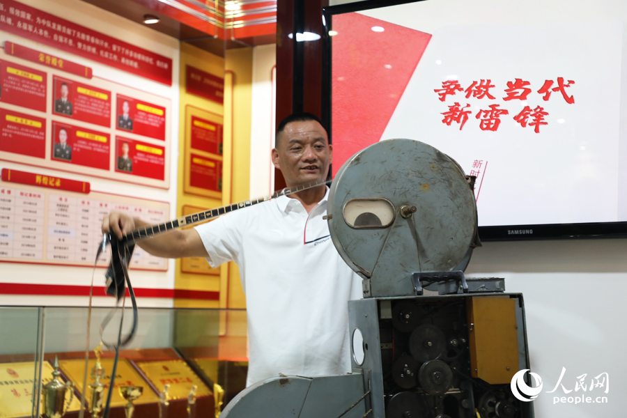 黃衛(wèi)星講述自己與石獅中隊(duì)的“放映故事”。實(shí)習(xí)生 陳俊杰攝