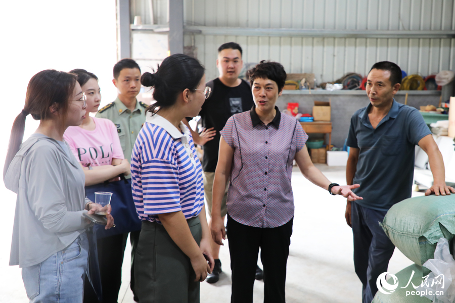 采訪團(tuán)一行在武福茶廠調(diào)研。實(shí)習(xí)生 陳俊杰攝