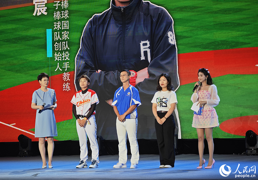 許語宸（左二）在第十一屆海峽青年節(jié)峰會上分享交流融合故事。人民網(wǎng) 黃東儀攝