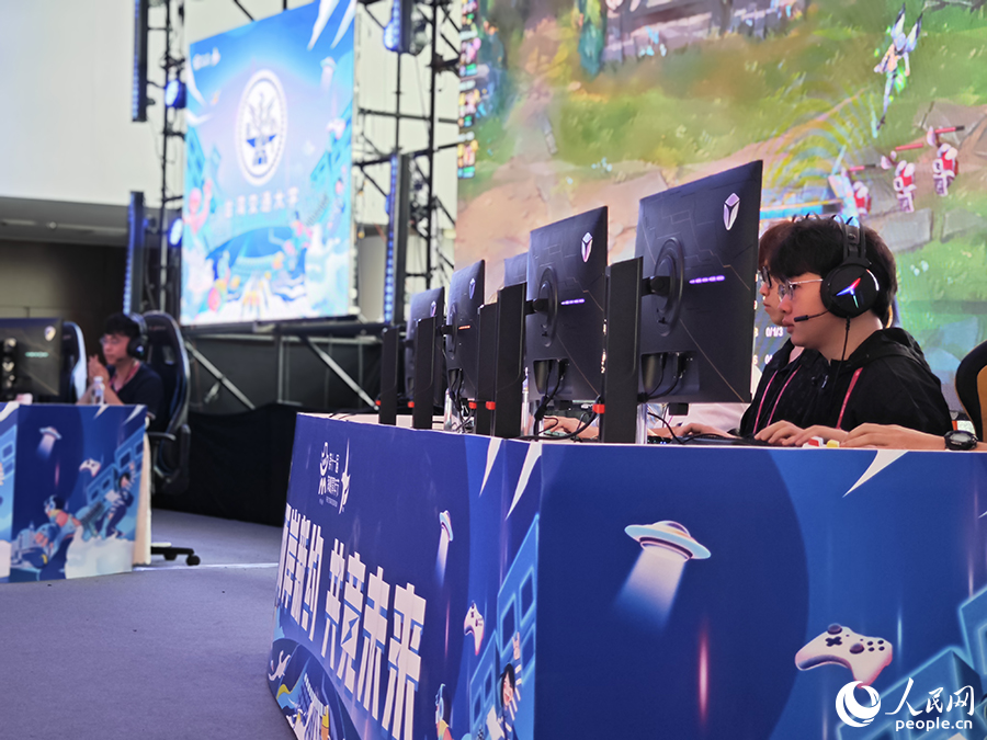 8月10日，第三屆海峽兩岸（福州）名校電競賽現(xiàn)場，武漢大學(xué)代表隊和臺灣交通大學(xué)代表隊正為爭奪冠亞軍進(jìn)行激烈角逐。人民網(wǎng) 黃東儀攝