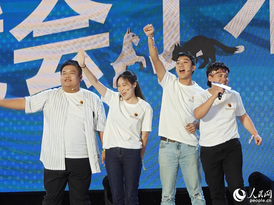 賴淑珍（右一）和“黑貓兩岸青年文化旅游基地”團(tuán)隊成員。人民網(wǎng) 黃東儀攝