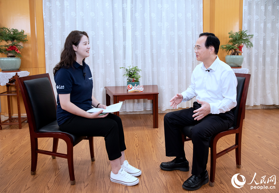 林寶金向人民網(wǎng)記者介紹福州在“一帶一路”建設(shè)上的成果。人民網(wǎng) 焦艷攝