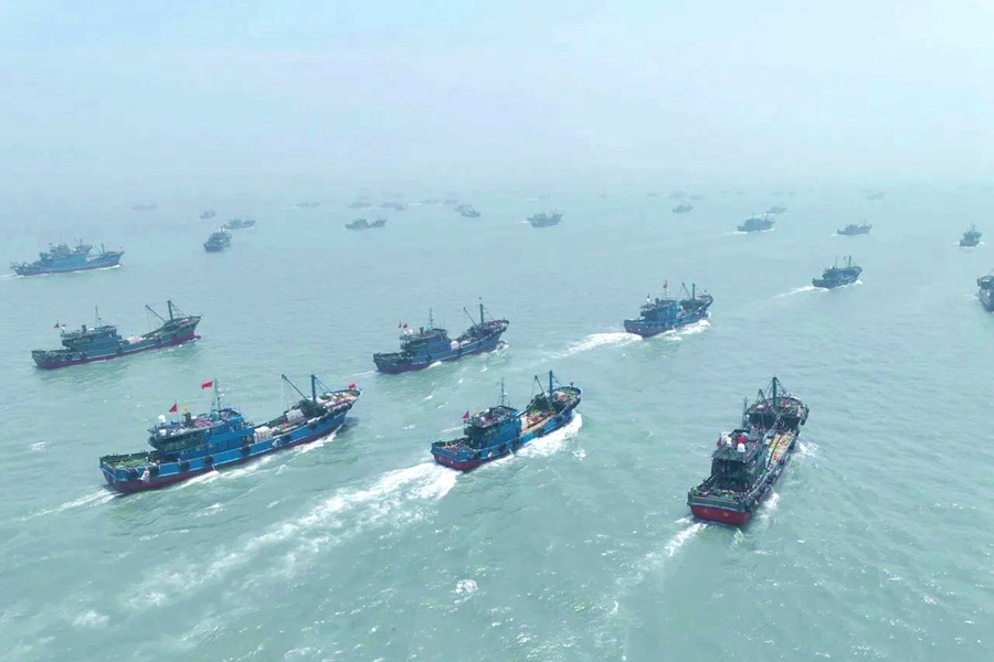 漁民們奔赴遠洋，開啟新一輪耕海牧漁征程。李榮鑫攝