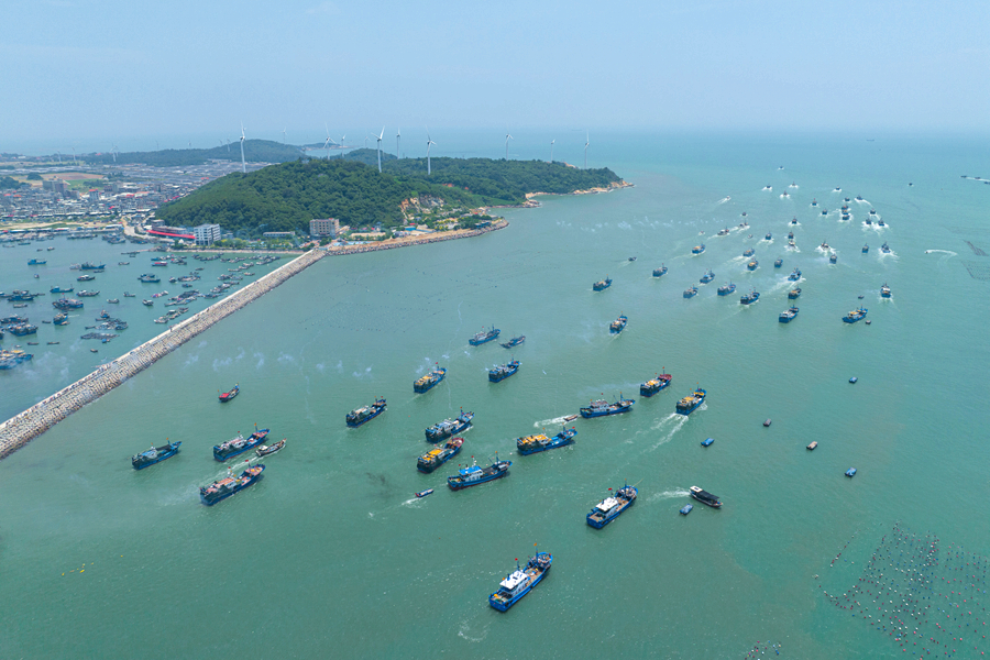 8月16日12時許，漳州漁船揚帆啟航。魏聚華攝