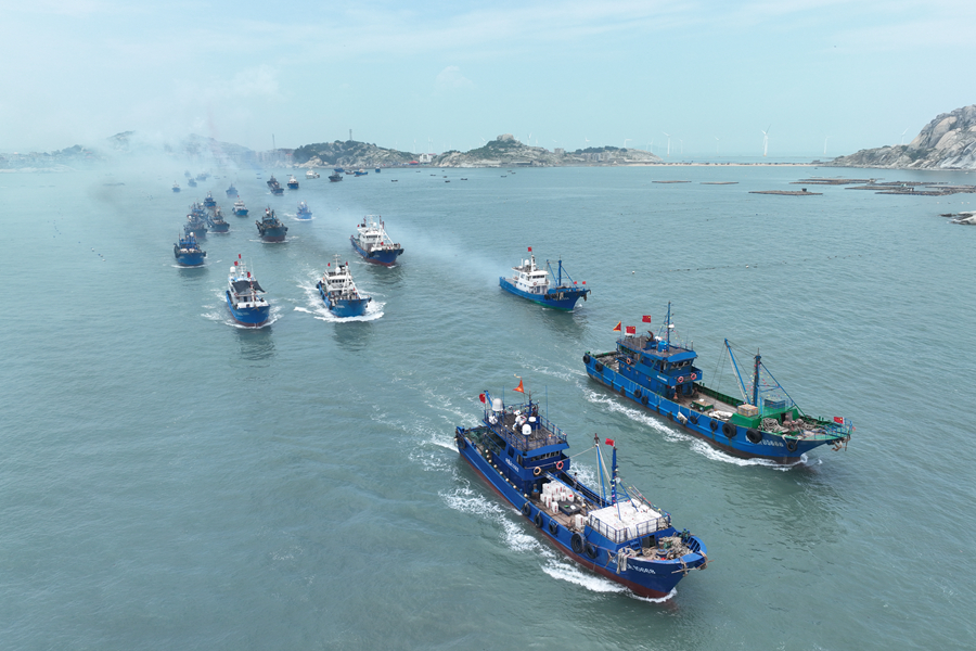 莆田南日島上，“候場”已久的漁船競相啟航。蔡昊攝