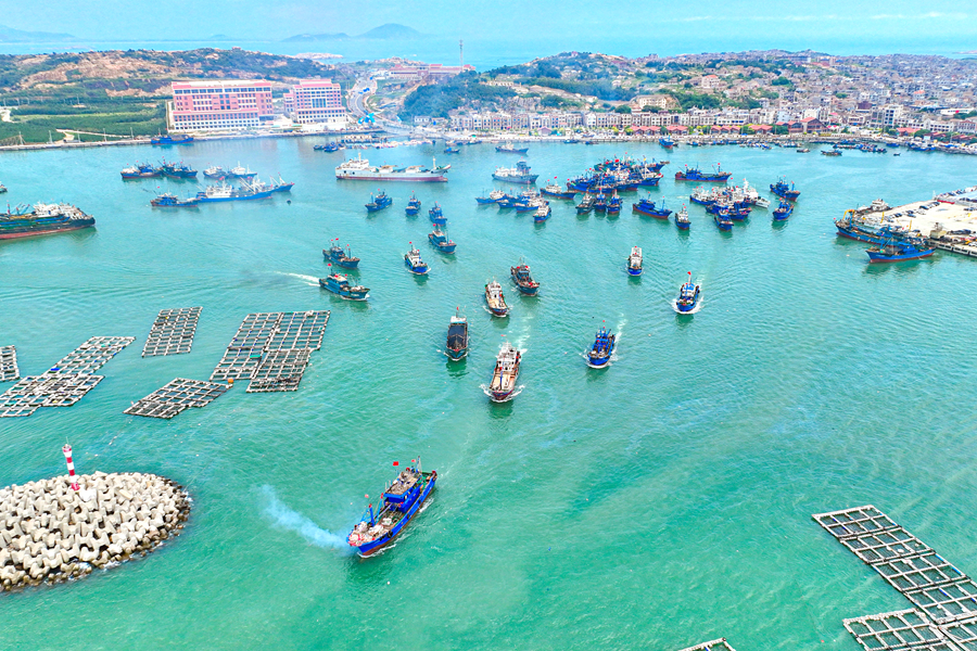 在平潭澳前中心漁港，漁船井然有序駛離碼頭開啟第一輪捕撈作業(yè)。平潭融媒體中心供圖