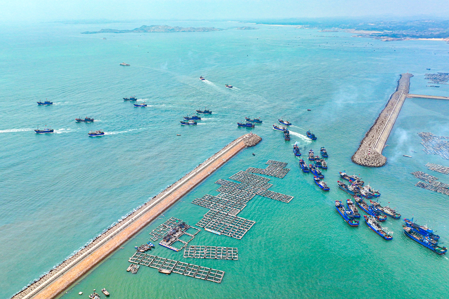 平潭澳前中心漁港，漁船魚貫而出，出海而去。平潭融媒體中心供圖